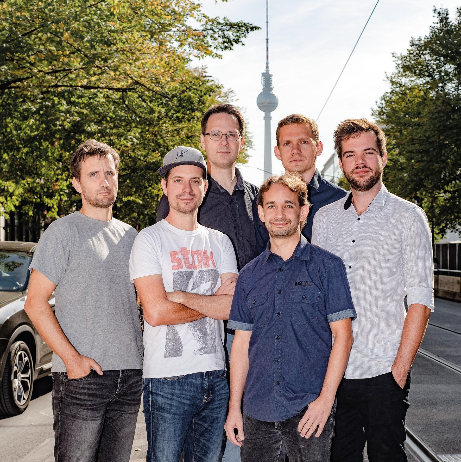 Forscherteam (v.l.n.r.): Falk Borgmann, Michael Brünker, Thorsten Römer (alle Deepshore), Dr. Florian Schintke, Robert Schmidtke (beide Zuse-Institut Berlin) und Mario Christ (Deepshore) vor dem Berliner Büro des Blockchain-Spezialisten Deepshore GmbH