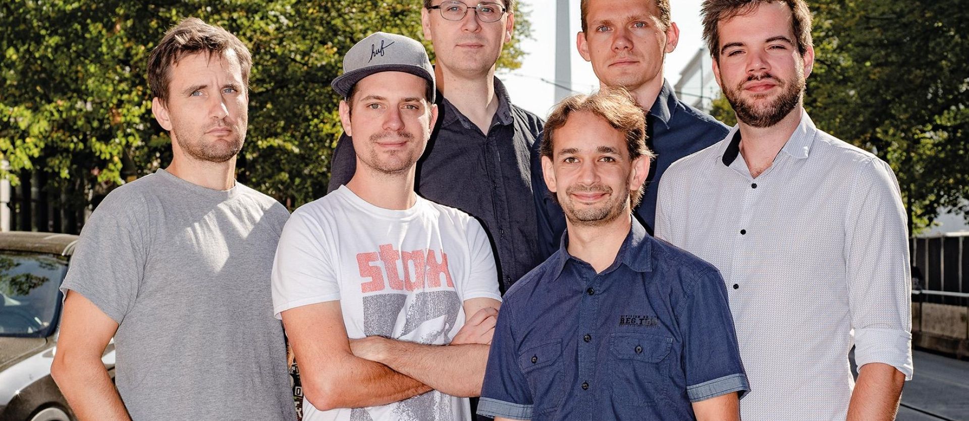 Forscherteam (v.l.n.r.): Falk Borgmann, Michael Brünker, Thorsten Römer (alle Deepshore), Dr. Florian Schintke, Robert Schmidtke (beide Zuse-Institut Berlin) und Mario Christ (Deepshore) vor dem Berliner Büro des Blockchain-Spezialisten Deepshore GmbH